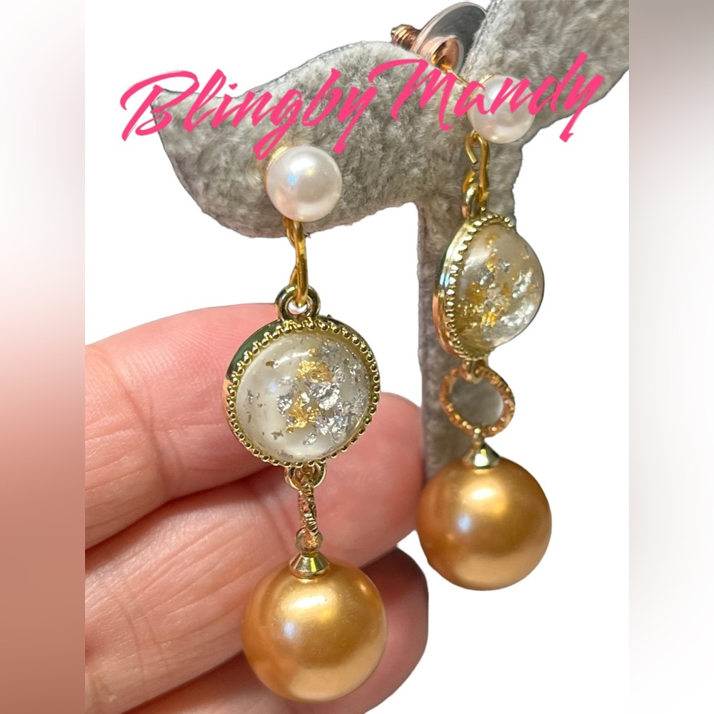 Faux pearl earrings with resin glitter disc